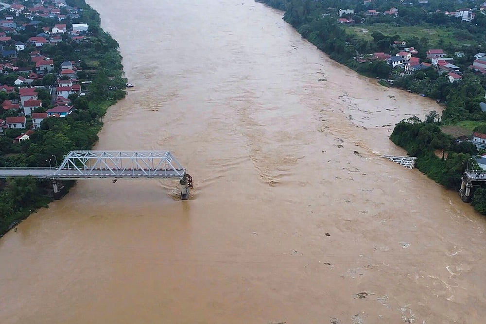 | Photo: Bui Van Lanh/ VNA via AP : Vietnam Typhoon Yagi: A bridge collapse due to floods